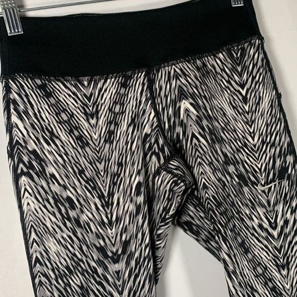 Nike Dri-Fit Black & White Cropped Athletic Leggings - Picture 2 of 8